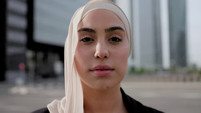 <em><strong>منى الجمل</strong></em>